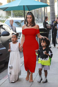 Nouvelles arrivées Robes de boîte de nuit sexy courtes dos nu serré à manches courtes froncées à épaules dénudées - Product Image 6