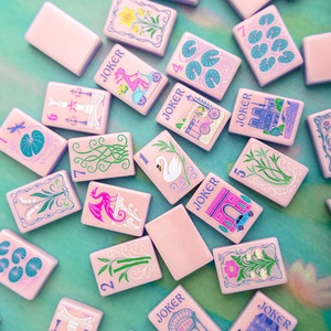 Juego de Mahjong Americano de Lujo de 160 Piezas, Fichas de Acrílico Rosa Grabadas de Una Sola Capa, Colección de Arte Fino Premium, Elegante Regalo para Amigos - Product Image 1