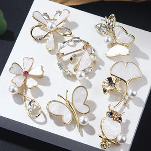 韓国ファッションダイヤモンドパールシリーズブローチメンズ女性の蝶の花の形結婚式合金材料 - Product Image 1