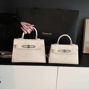 Elegante Borsa Tote da Donna in Vera Pelle Lucida di Lusso con Chiusura a Cerniera, Stile Classico, Grande Capacità - Product Image 1