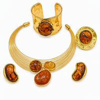 Ensemble collier ras-de-cou multi-brins épais et bijoux assortis en résine ambre marron (bracelet manchette, boucles d'oreilles, bague) unisexe, vintage, pour fête, en alliage plaqué or 18 carats, cadeau