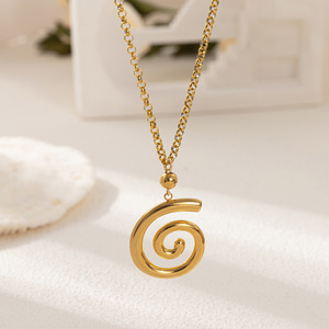 Collier N68T en acier inoxydable plaqué or 18 carats PVD, breloques émaillées à thème plage, finition brossée, étanche et inaltérable - Product Image 5