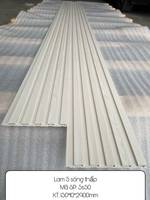 Panneau mural en composite bois-plastique (WPC) rainuré pour plafond, directement du fabricant