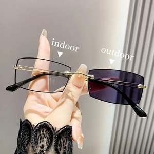 Gafas de Lectura de Aleación con Cambio de Color Vintage 2025 con Logotipo Personalizado, Gafas Fotocromáticas Cuadradas Anti Luz Azul para Hombre y Mujer - Product Image 2