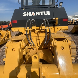Bouteur Shantui SD22 210 CV avec moteur Cummins et pompe, faible nombre d'heures, pour préparation de terres agricoles et plantations de palmiers, 23,45 T, 4,6 m - Product Image 4