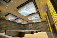 Lustre rectangulaire moderne de luxe, grand modèle, avec cascade de cristaux bleus dégradés, luminaire suspendu personnalisé pour hall d'hôtel et salle de banquet