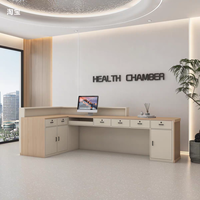 Bureau de réception moderne en forme de L avec LED et finition brillante, design minimaliste à bords incurvés pour salons de beauté, cliniques ou bureaux d'entreprise
