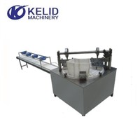 Barre de chocolat faisant la machine pour des couches de nougat ou de caramel