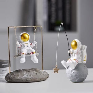 Figura de astronauta pescando estrellas de resina, decoración creativa para el hogar, regalo de cumpleaños, adorno para dormitorio - Product Image 3