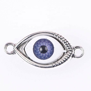 Vente en gros de breloques sabots en métal personnalisées en stock yeux du diable breloques de chaussures bing en métal de créateur pour la décoration de chaussettes - Product Image 5