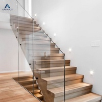 Escalier droit pour intérieur, structure en acier carbone robuste, balustrade en verre pour projet de logement
