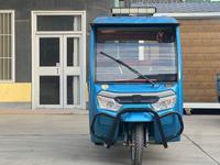 Tricycle électrique de transport avec cabine semi-couverte, moto à 3 roues pour les solutions de livraison du dernier kilomètre