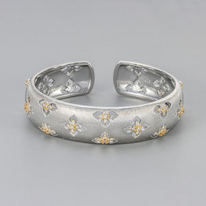 Bracciale Rigido Aperto Artigianale Italiano Retrò Stile Palazzo con Quadrifoglio Portafortuna Lavorazione a Filo Tirato Braccialetto alla Moda - Product Image 3