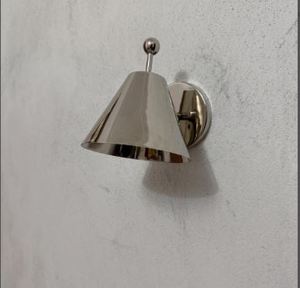 Applique murale conique en chrome poli, design riveté style Mid-Century, applique murale moderne en laiton, lampe murale conique argentée, abat-jour en métal gris - Product Image 3