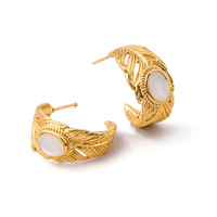 Anting-anting emas wanita grosir model lingkaran C, motif urat daun, ukiran terbuka, cabochon putih, vintage, unik, perhiasan stainless steel