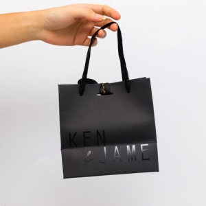 Bolsa de Compras Reutilizable Negra de Lujo con Logotipo UV Personalizado, Bolsas de Papel para Regalo con Asas de Listón, Bolsa de Embalaje para Joyería Negra Mate - Product Image 3