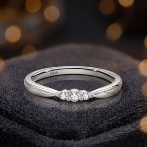 Anillo de Plata 925 de Alta Calidad con Tres Circonitas y Acabado en Rodio, Anillo de Boda Clásico, Joyería Fina para Mujer, Regalo - Product Image 6