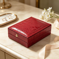 Boîte à bijoux en cuir PU grain crocodile rouge avec logo personnalisé, bouton pression, portable, élégante et moderne, pour emballage de collier et pendentif