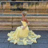 Robe longue plissée élégante sans bretelles avec corset, ourlet large à fleurs 3D et dos lacé, idéale pour les soirées et événements formels – Vente en gros, couleur jaune