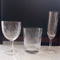 Ensemble de verres à vin en cristal écologiques faits à la main sans plomb gravés au laser avec logo personnalisé vintage à motif de feuilles