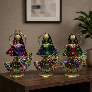 Juego de 3 Muñecas de Metal Hechas a Mano para Danza Gagri |   Figuras de Bailarinas Rajasthani de Arte Folclórico Pintadas a Mano y con Relieve |   Decoración Étnica para el Hogar - Product Image 1