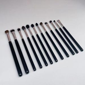 ชุดแปรงแต่งหน้า YRX A305 ระดับมืออาชีพ 40 ชิ้น ขนแปรงสังเคราะห์ สีดำคลาสสิก ด้ามไม้สีเงิน แปรงแต่งหน้าสำหรับใบหน้า พร้อมกระเป๋าเครื่องสำอาง - Product Image 4