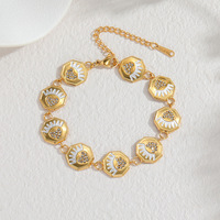 Bracelet KAMMY personnalisé en acier inoxydable plaqué or 18 carats, tendance vintage, avec perle de coquillage blanche de qualité AA et breloque fleur sertie.