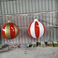 Décorations de Noël géantes d'extérieur pour usine : Boules de Noël en fibre de verre, grandes boules de Noël rayées pour une décoration festive