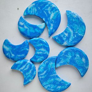 Larimar artificiel bleu naturel en gros, sculpture de lune en cristal bleu poli pour la guérison et la décoration intérieure - Product Image 1