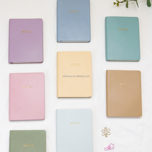Cuaderno de bolsillo A6 de tapa blanda de cuero PU de gama alta, Mini cuaderno de bolsillo hecho en fábrica con logotipo de lámina de oro personalizado - Product Image 2