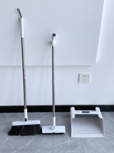 Ensemble <span class=keywords><strong>balai</strong></span> et pelle pliables 4-en-1, poils doux en PP écologiques, <span class=keywords><strong>manche</strong></span> en acier pour le nettoyage domestique et extérieur - Product Image 1