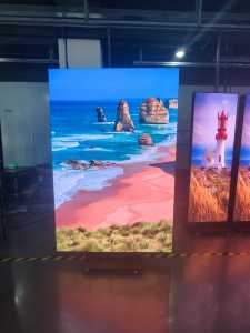 จอแสดงผล LED แบบพับได้สำหรับภายในอาคาร รุ่น P2.5 สีสันสดใส ความถี่รีเฟรชสูง 3840Hz เชื่อมต่อไร้รอยต่อ พร้อมขาตั้งสำหรับโฆษณา - Product Image 4