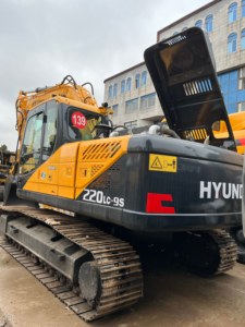 Excavadora Usada Hyundai 220HD 220LC-9S Modelo 2023 con Motor Cummins, Cucharón de 1.2m, Bomba y Rodamientos Originales de Corea en Venta - Product Image 1