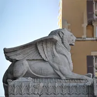 Bahçe lüks ev yaşam boyutu mermer yaslanmış taş aslan heykeli kanatları heykel