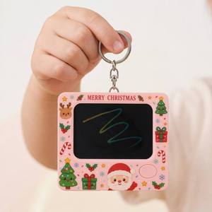Cadeaux pour enfants pour Noël, tablette d'écriture LCD avec logo personnalisé, 2,4 pouces, tableau <span class=keywords><strong>de</strong></span> <span class=keywords><strong>dessin</strong></span> réutilisable avec effacement en un clic, jouet éducatif OEM - Product Image 1