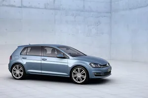Toptan Volkswagen Golf 2023 200TSI DSG yeni sol el sürücü benzin araba 5 koltuklu 4 kapı sedan