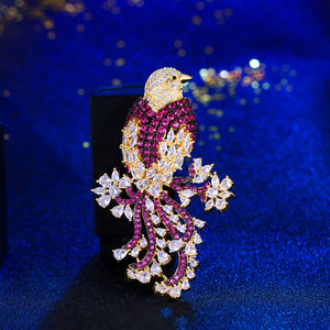 Broches pour femmes en forme d'oiseau animal grand format, micro-pavé de zircon cubique rouge, couleur or bicolore, chic et luxueux, prix de gros, bijoux pour costume - Product Image 1