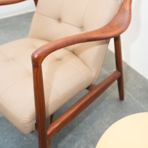 Fauteuil d'appoint contemporain en cuir avec structure en bois de noyer et accoudoirs sculptés pour salon, appartement, hôtel PISANO - Product Image 6