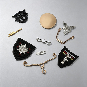 Étiquettes métalliques personnalisées en feuille d'or électro-plaquée pour vêtements, autocollants de marque, logos pour vêtements, étiquettes métalliques pour chemises. - Product Image 1