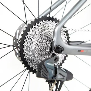 Vélo de gravel V3 en fibre de carbone à module élevé avec câbles entièrement intégrés et vis dissimulées pour la pratique du XC et du gravel hors route - Product Image 2