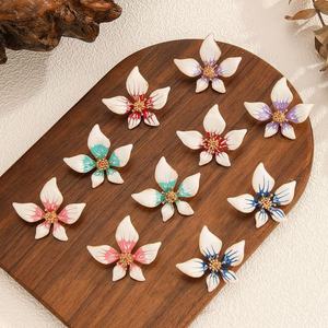 ต่างหูแบบติดหูทรงดอกไม้ห้ากลีบสีชมพูไล่เฉด ดีไซน์หวานหรูหรา สไตล์ยุโรปอเมริกัน ชุบทอง ผลิตจากโลหะผสมสังกะสี - Product Image 3