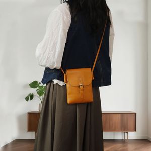Bolso cruzado de cuero genuino para teléfono con hebilla de cinturón, tipo funda, para atuendos diarios, en amarillo atardecer, verde café y negro, ideal para primavera. - Product Image 2