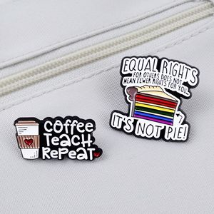 Broche Criativo em Formato de Sanduíche e Café com Citação em Inglês, Acessório Geométrico para Decoração de Roupas e Bolsas - Product Image 3