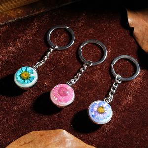 Porte-clés en résine écologique personnalisé en gros avec fleur préservée et anneau en alliage, design en forme de boule - Product Image 1
