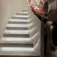 Escalier Courbé Intégré Crème Clair, Garde-corps en Fer Forgé Métallique Minimaliste Moderne, Escalier Personnalisé pour Villa de Luxe Utilisation Intérieure