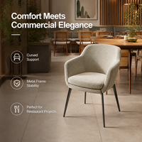 Chaise de salle à manger texturée en osier avec table en bois et base croisée, idéale pour les acheteurs de cafés, restaurants, bistrots, hôtels et clubs