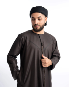 Vente en gros de vêtements musulmans traditionnels du Moyen-Orient de thobe brodé en coton à manches longues pour hommes - Product Image 4