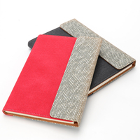 Carnet minimaliste en toile noire bicolore à motif quadrillé, tissu beige taupe moucheté, avec bordure arrondie