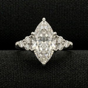 Anillo de Compromiso de Platino con Diamantes de Alta Joyería, con Engaste de Canal, Certificado IGI, Elegante y Sencillo, Brillante, Ideal para Regalo - Product Image 1
