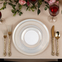 Service de vaisselle en porcelaine fine avec rayures dorées radiales et assiettes de présentation pour banquets de mariage